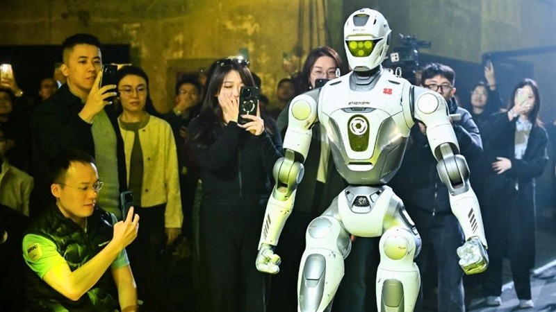 Un robot camina hacia el ring antes de enfrentarse a otro humanoide en China&nbsp;