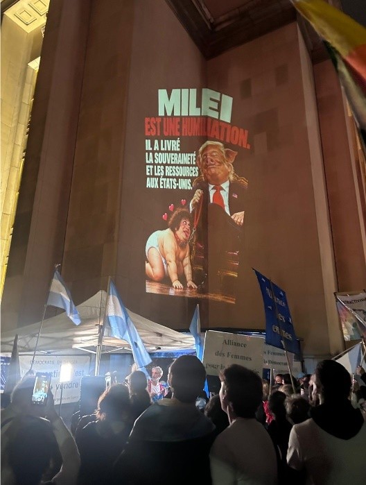 Además, ciudadanos argentinos radicados en Francia se expresaron con imágenes en las que representan y califican como “humillante” el vínculo entre Javier Milei y Donald Trump.