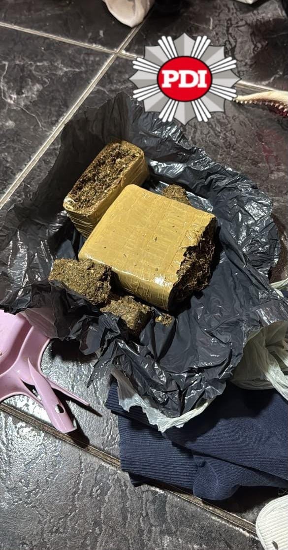 Los detenidos tenían medio kilo de cannabis prensado.