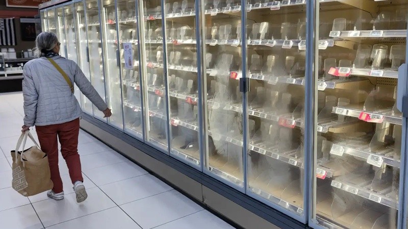 &nbsp;Heladeras vacías en un supermercado francés víctima del ciberataque
