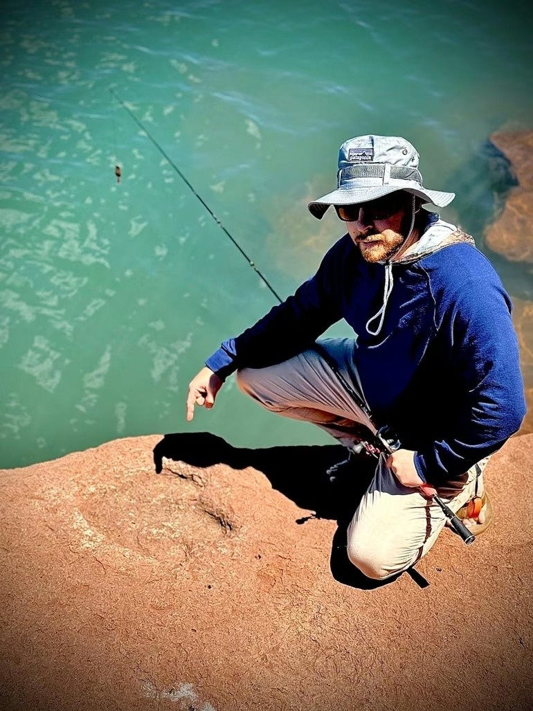 Uno de los pescadores que encontró las huellas en las rocas. (Foto: LM Neuquén)