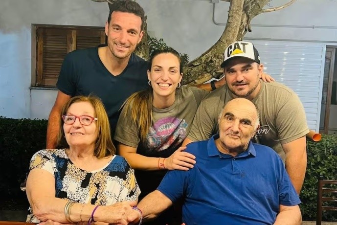 Scaloni&nbsp;junto a sus hermanos Corina y Mauro, y sus padres Eulalia (Lali) y Ángel (Chiche). (Foto: Radio SolPLay 91.5)