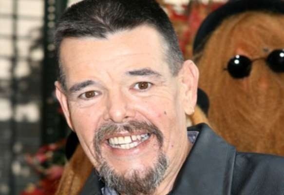 Ken murió a los 59 años.